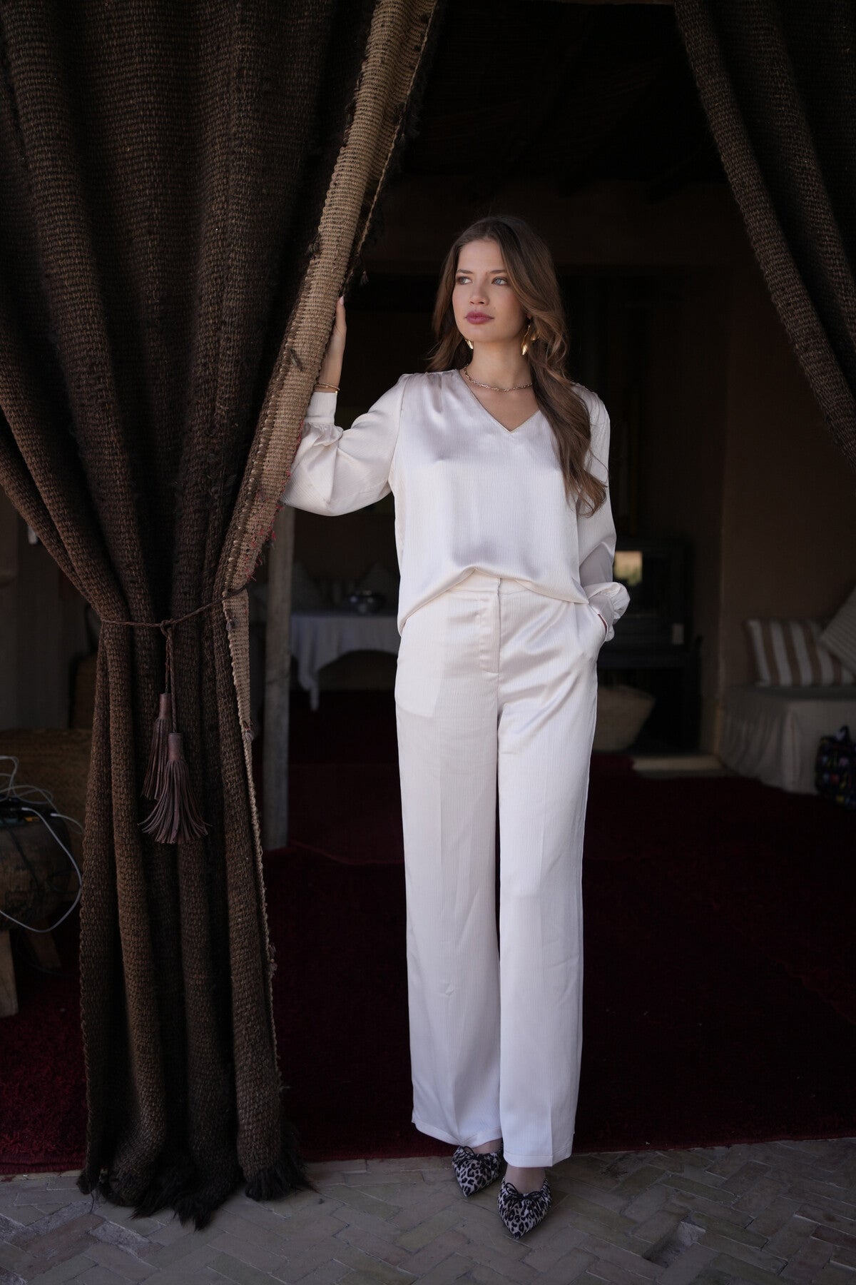 Blouse fluide satiné encolure dorée