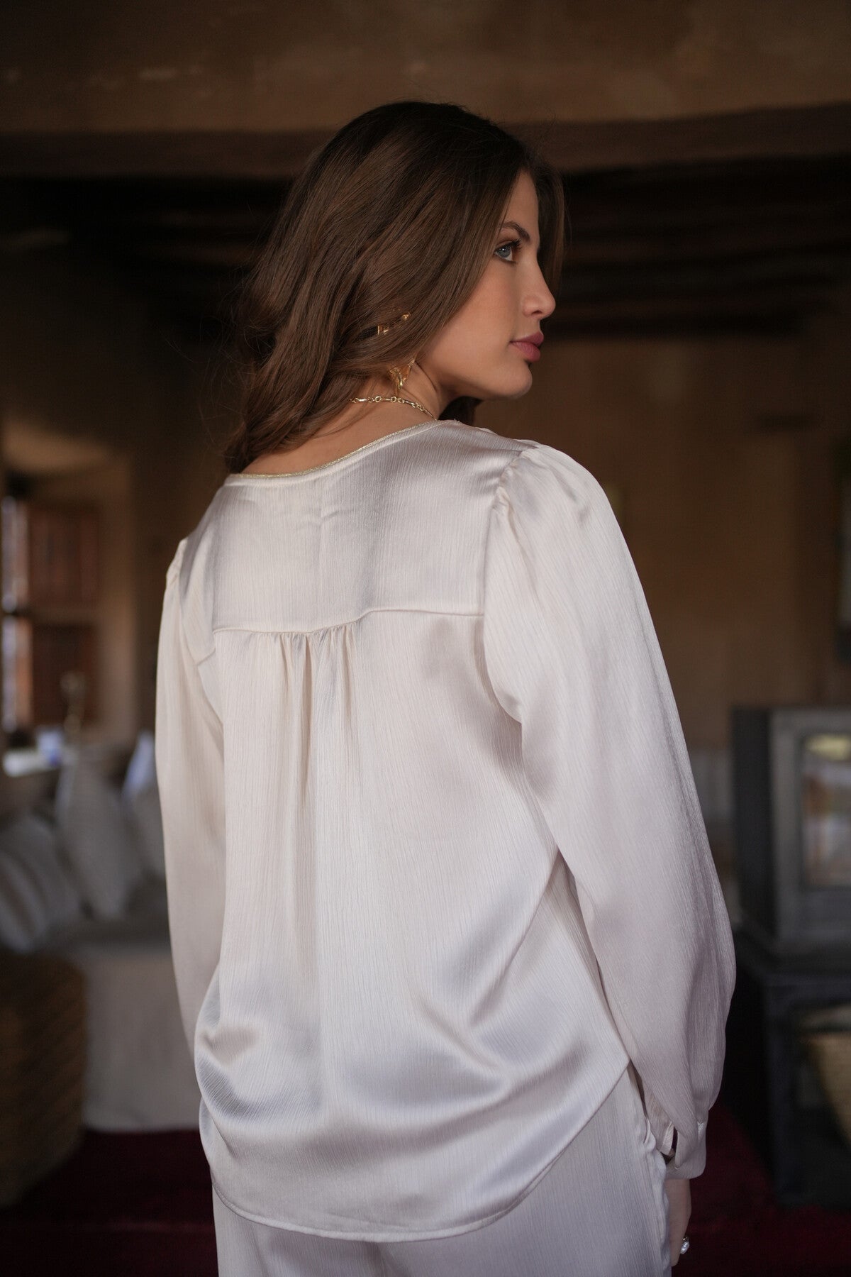 Blouse fluide satiné encolure dorée