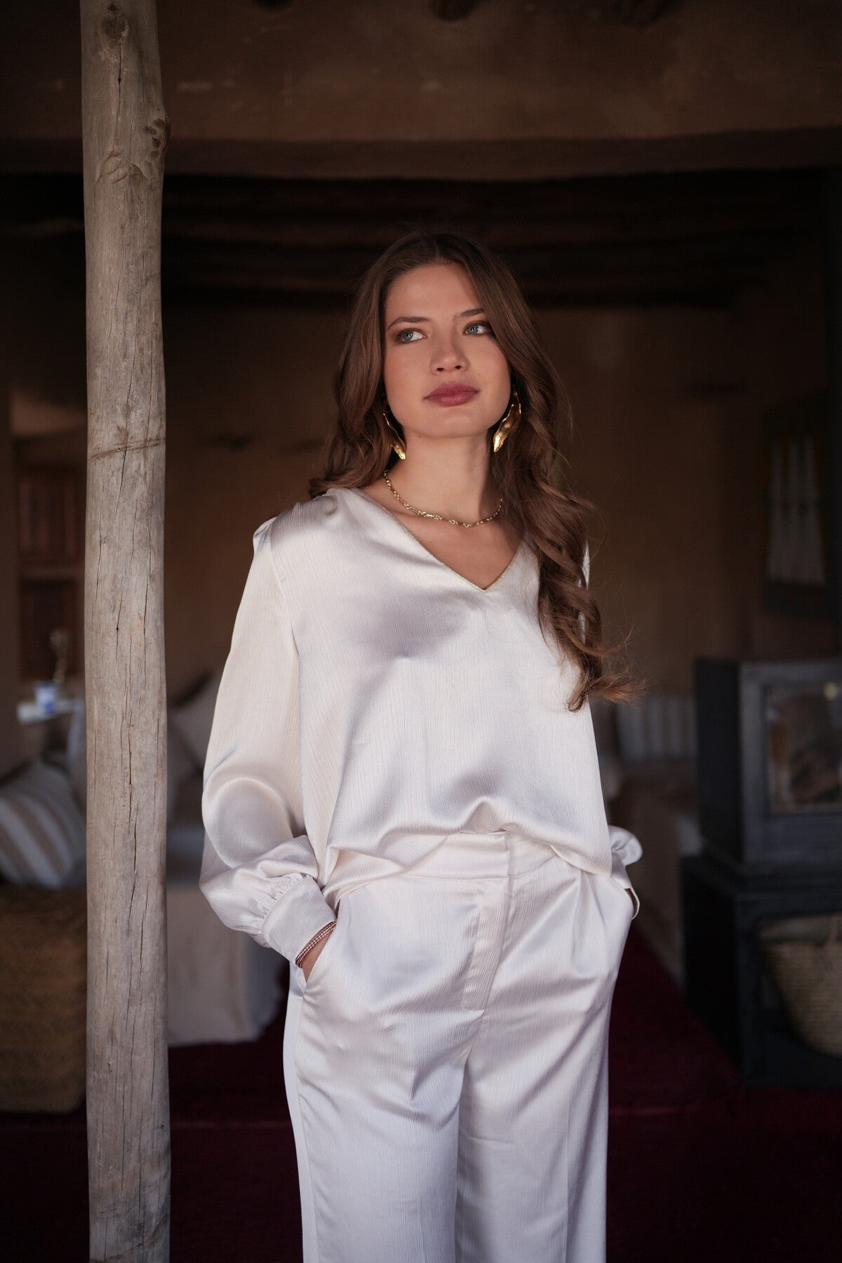 Blouse fluide satiné encolure dorée
